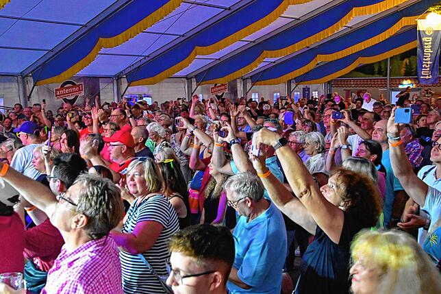 Bild 4: 1000 Besucher feiern mit der Spider Murphy Gang