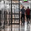 ARCHIV &ndash; 14.08.2017, Hessen, Frankfurt/Main: Ein Gefangener (r) wird in der Justizvollzugsanstalt (JVA) in Frankfurt-Preungesheim ...