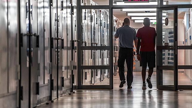 Ein Gefangener (r) wird in der Justizvollzugsanstalt (JVA) in Frankfurt-Preungesheim in seine Zelle zurückgebracht.