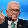 Ministerpräsident Winfried Kretschmann (Grüne) hält an den Infektionsschutzmaßnahmen fest.