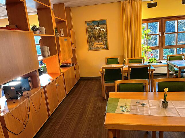 Der Speisesaal auf Station C4 – hier frühstücken die Patienten, essen Mittag und Abendbrot.