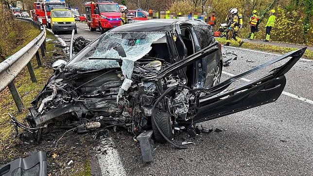Das völlig demolierte Auto, das auf die Gegenfahrbahn geraten und in den Bus gekracht ist.