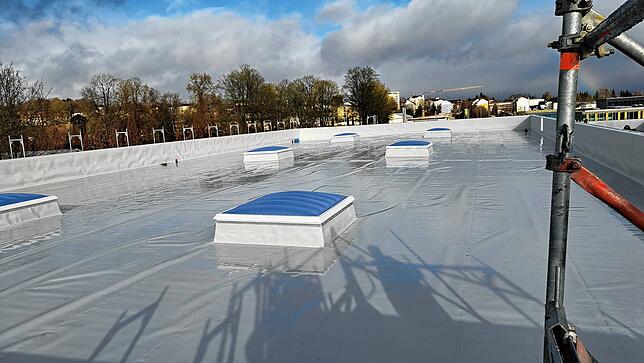 Begrünung und Solaranlagen sollen auf dem Dach der neuen Sporthalle der Bundeswehr in Donaueschingen bis zur Eröffnung im Sommer noch ...