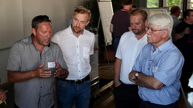 Andreas Thöni, Sebastian Roth, Oliver Luz und Erhard Bühler (von links) diskutieren beim Open Government Dialog engagiert über das Thema ...