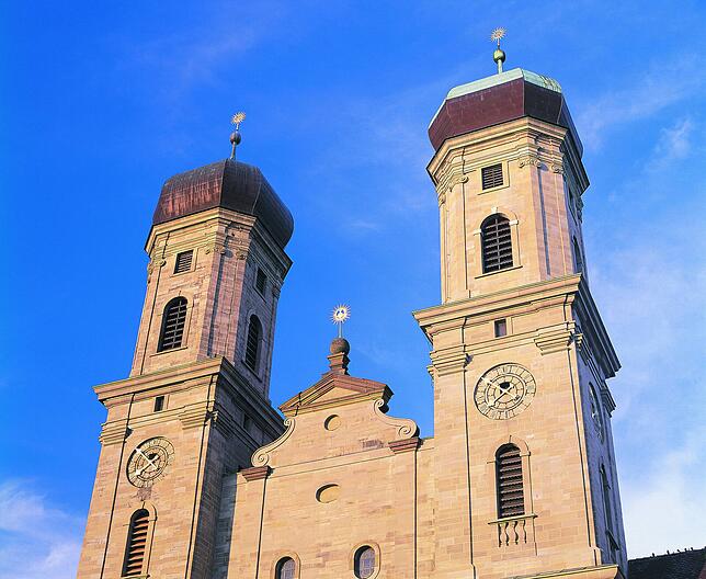Die Schlosskirche ist schon aus der Ferne erkennbar und ein Wahrzeichen der Stadt Friedrichshafen.