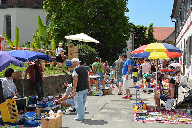 Die jungen Verkäufer beim Kinderflomarkt in der Kirchgasse können ihr Taschengeld aufbessern. Bild: Andreas Lang