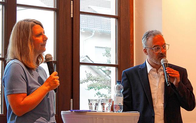 Die Moderatoren des SÜDKURIER-Podiums zur Markdorfer Bürgermeisterwahl: Redakteurin Stefanie Noßwitz und Redaktionsleiter Helmar Grupp.