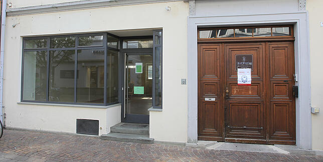 Hussenstraße 13: Hier war früher das Schreibwarengeschäft Paper Moon Petit zu finden. Jetzt steht der Laden neben dem Rathauseingang leer.