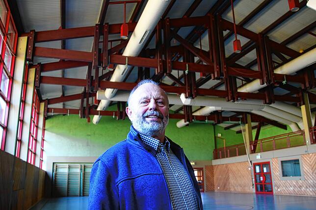 Das Dach der Litzelhardthalle hält nicht mehr dicht: Ortsvorsteher Hermann Leiz berichtet, dass nach Niederschlägen sich regelrechte ...