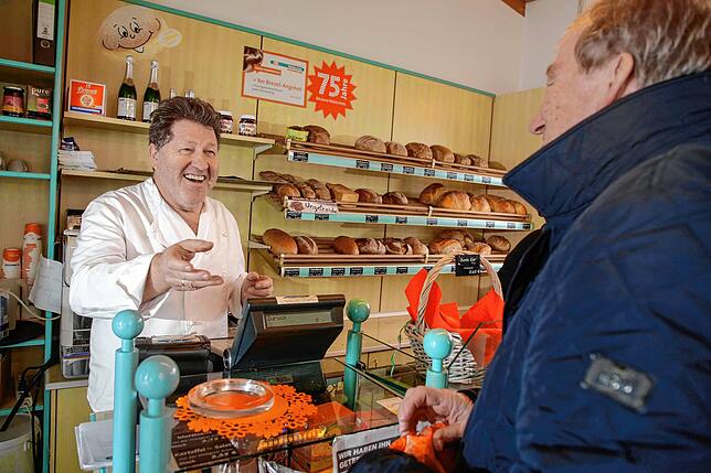 So kennt man Jürgen Waldschütz: Im Kundengespräch in seiner Bäckerei.
