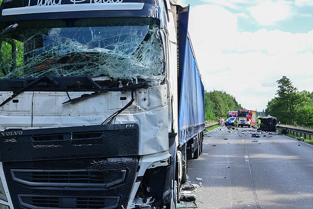 Das Auto schlägt bei dem zweiten Lastwagen in die Windschutzscheibe ein. Dabei wird der Lastwagenfahrer schwer verletzt.