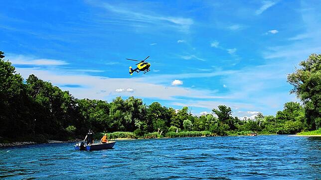 Rettungskräfte aus Deutschland und der Schweiz suchen am Donnerstag, 21. Juli, eine vermisste Person im Rhein.