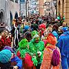 (Archivbild) In der Konstanzer Innenstadt, wie hier in der Salmannsweilergasse am Schmotzigen Dunschtig 2022, kann es zur Fasnacht eng ...