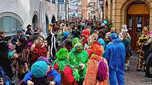 (Archivbild) In der Konstanzer Innenstadt, wie hier in der Salmannsweilergasse am Schmotzigen Dunschtig 2022, kann es zur Fasnacht eng ...