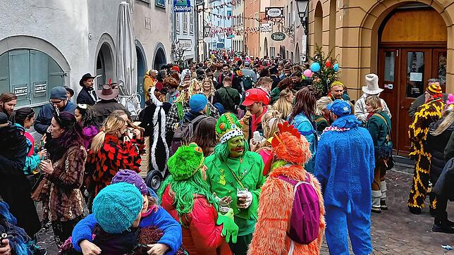(Archivbild) In der Konstanzer Innenstadt, wie hier in der Salmannsweilergasse am Schmotzigen Dunschtig 2022, kann es zur Fasnacht eng ...