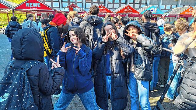 Hauptsächlich Schüler kamen zur Eröffnung vom Haus des Döners. Diese jungen Mädchen vertreiben sich die Zeit mit Posen für den Fotografen.