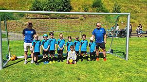 Auch die Bambini sind ein wichtiger Teil der Jugendabteilung der Sportfreunde Schönenbach. Links und rechts die beiden Trainer Julian ...