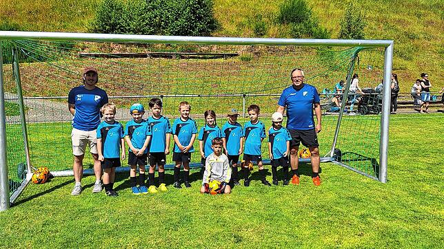 Auch die Bambini sind ein wichtiger Teil der Jugendabteilung der Sportfreunde Schönenbach. Links und rechts die beiden Trainer Julian ...