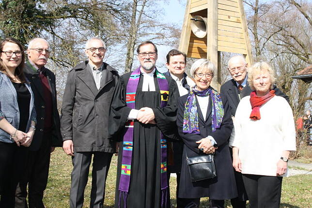 Sie freuen sich über das gelungene Glockenwerk: Von links Jessica Harb, Hans Bauer (Kirchengemeinderäte), Architekt Erwin Riederle, ...