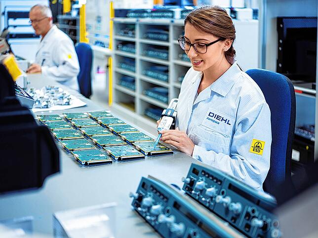 Rund 320 Menschen sind bei Diehl Aerospace in Überlingen beschäftigt. Im Foto ein Blick in die Produktion.
