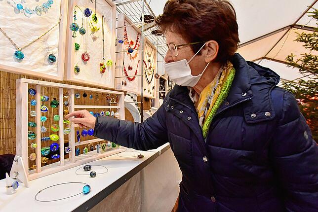 Auch etliche Schmuckanbieter werben um die Gunst des Donaueschinger Publikums.