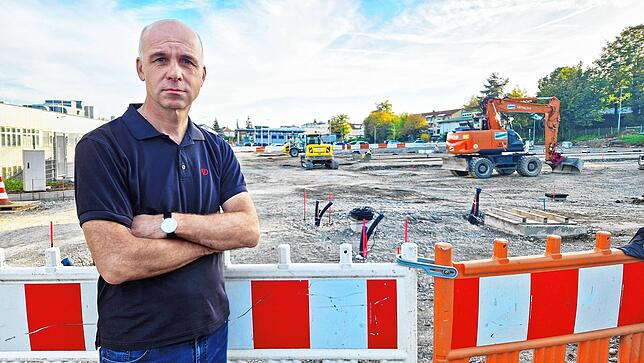 Klimaschützer Bernd Glatthaar findet, die MTU versiegelt zu viel Fläche beim Bau ihres neuen Parkplatzes.