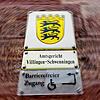 Behördenschild am Eingang des Amtsgerichtes Villingen-Schwenningen: Das Gericht hat jetzt einen Heilpraktiker zu einer langen Haftstrafe ...