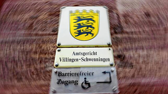 Behördenschild am Eingang des Amtsgerichtes Villingen-Schwenningen: Das Gericht hat jetzt einen Heilpraktiker zu einer langen Haftstrafe ...