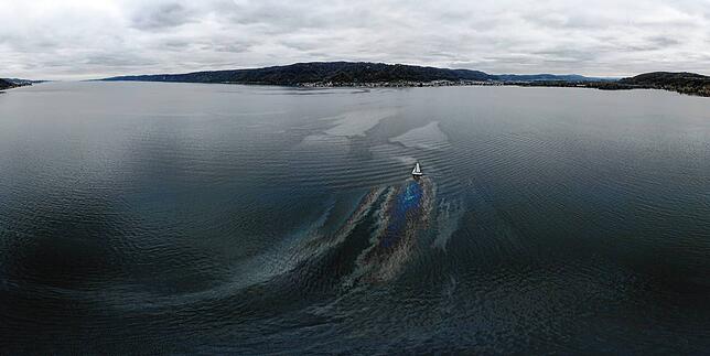 Ungewöhnliche Perspektive: Aus dem Hubschrauber wurde im Oktober 2022 dieses Foto einer Verunreinigung im Überlinger See aufgenommen. ...
