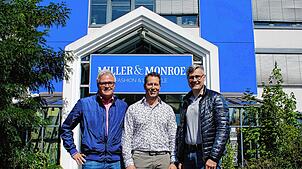 Bürgermeister Marcus Ehm (rechts) und Wirtschaftsförderer Uwe Knoll (links) freuen sich, dass Jörg Reents das Vögele-Gebäude als ...