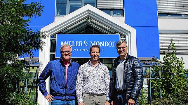 Bürgermeister Marcus Ehm (rechts) und Wirtschaftsförderer Uwe Knoll (links) freuen sich, dass Jörg Reents das Vögele-Gebäude als ...
