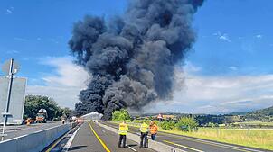 Ein Lastwagen fängt auf der A81 zwischen Sulz am Neckar und Empfingen Feuer. Die Vollsperrung der Autobahn dauert auch am Tag danach an.