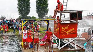 Das sind die Sieger der Schrottregatta anlässlich des Hafenfestes: „Bay Watch“ mit den Funkenbuben unter Leitung von Ole Bühler.
