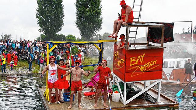 Das sind die Sieger der Schrottregatta anlässlich des Hafenfestes: „Bay Watch“ mit den Funkenbuben unter Leitung von Ole Bühler.