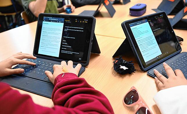 Die Nutzung von künstlicher Intelligenz ist in vielen Schulen ein Thema.