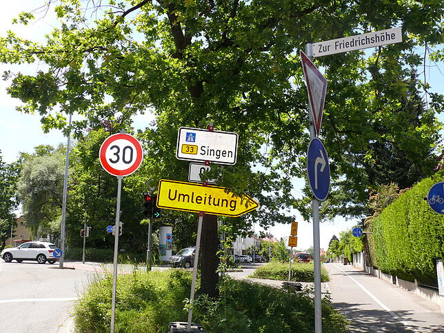 Hier biegt die Umleitung von der Mainaustraße in die Allmannsdorfer Straße ab.