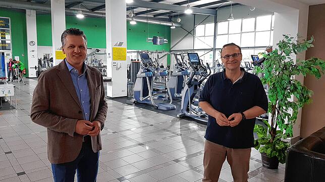 Wie sieht die Lage derzeit in den Fitness-Studios der Doppelstadt aus? CDU-Mann Thorsten Frei macht sich im Studio G1 ein Bild und ...