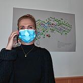 Das Telefon immer am Ohr: Seit Tagen läutet es schier ununterbrochen. Rund 500 Anfragen bekommt der Wirthshof täglich, so Lenka Wirth.