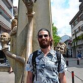Florian Trunk hält den Paradiesbaum von Peter Lenk für ein gelungenes Kunstwerk, da ihm die Sozialkritik dahinter gefällt.
