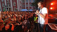 3500 Fans kamen zu Max Giesinger, der beim Meersburg Open Air auf dem Schlossplatz für super Stimmung sorgte.
