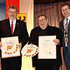 Bürgermeister Ralph Gerster (rechts) verlieh Thomas Kugler (links) und Jobst Florus nach einstimmigen Beschluss des Gemeinderates für ...