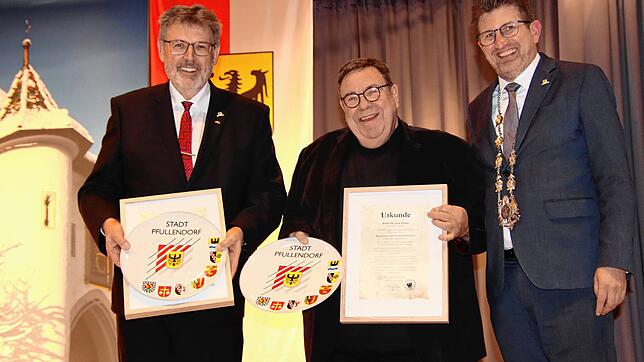 Bürgermeister Ralph Gerster (rechts) verlieh Thomas Kugler (links) und Jobst Florus nach einstimmigen Beschluss des Gemeinderates für ...