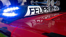 Ein Feuerwehrauto mit eingeschaltetem Blaulicht. (Symbolbild) In Wutöschingen mussten Einsatzkräfte einen Motorbrand löschen.
