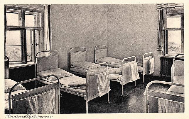 Blick in einen Kinderkurheim-Schlafsaal in den 60er-Jahren.