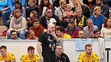 Vitor Baricelli (Mitte, hier beim Heimspiel gegen Dormagen) musste mit seiner Mannschaft eine hohe Niederlage beim Bergischen HC hinnehmen.