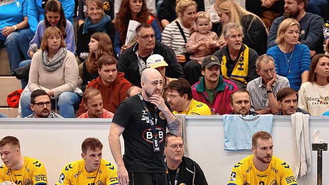 Vitor Baricelli (Mitte, hier beim Heimspiel gegen Dormagen) musste mit seiner Mannschaft eine hohe Niederlage beim Bergischen HC hinnehmen.