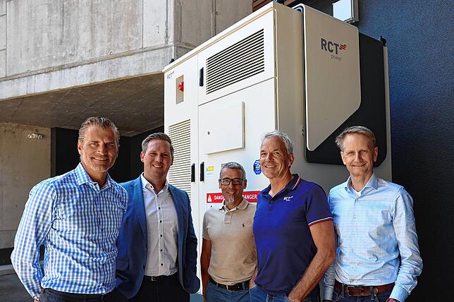 Vor dem Batteriespeicher (v.l.): Philipp Turinsky (RCT), BGK-Chef Julian Meser, Roland Lohr (Schwaketenbad), Thomas Hauser, Eric Rüland ...