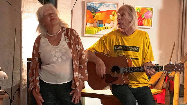 Iris und Blondie singen ihre eigenen Lieder und unterhalten damit die Besucher beim Dachfäscht des Alten Engel in Urberg. Foto:  Karin ...