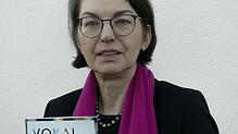 Die Fotokünstlerin Bette Bayer mit einem Flyer von VokalFormat8. Für das Programm des Vokalensembles hat sie eine eigene Licht- und ...