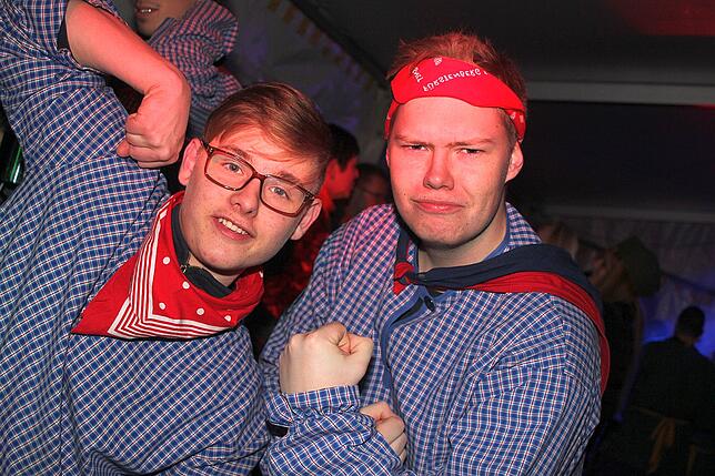 Bild 25: Bilder der Biesinger Mooslochhexen am vergangenen Freitag im gespenstischem Lichterschein des Nachtumzugs (Teil 1)